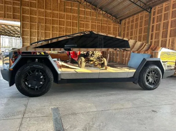 tesla-owner-turns-cybertruck-into-giant-mirror-sparking-mixed-reactions 15069