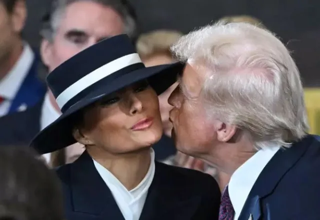 donald-trumps-awkward-failed-kiss-with-melania-at-inauguration-baffles-view 15242