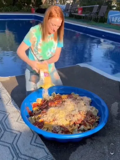 mom of 12 criticized for serving food in a baby pool and letting kids eat w 15273