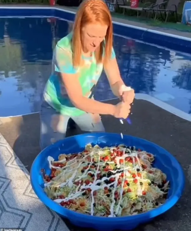 mom of 12 criticized for serving food in a baby pool and letting kids eat w 15274