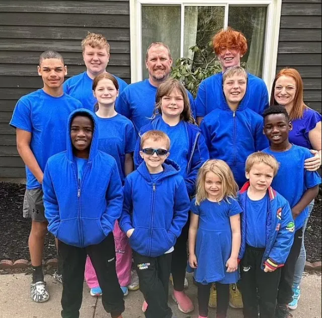 mom of 12 criticized for serving food in a baby pool and letting kids eat w 15276