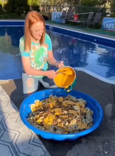 mom of 12 criticized for serving food in a baby pool and letting kids eat w 15277