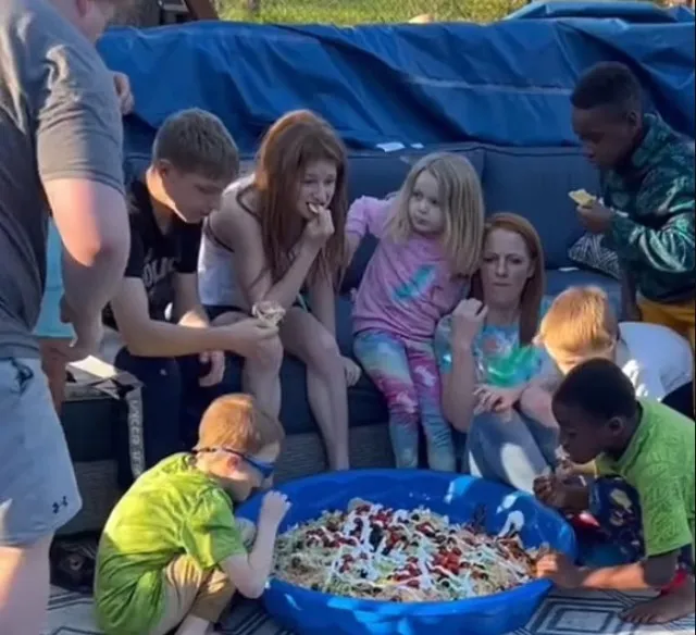 mom of 12 criticized for serving food in a baby pool and letting kids eat w 15275