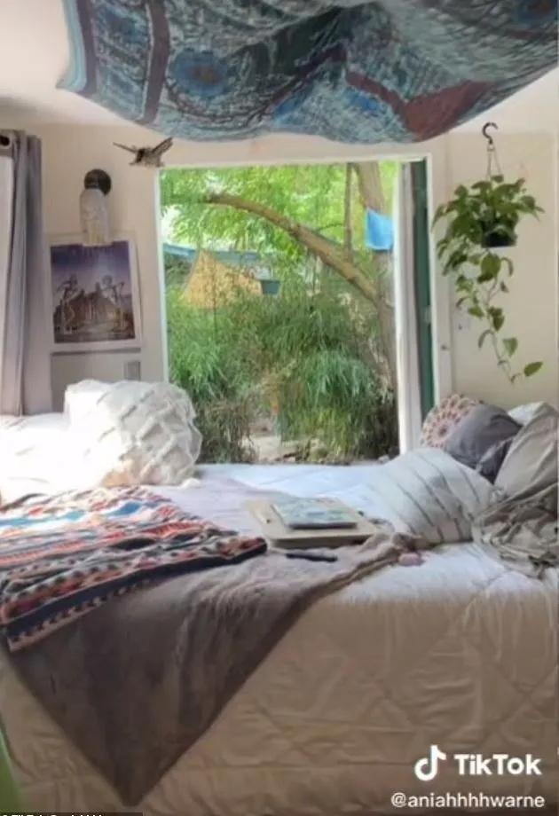 21-year-old woman avoids paying rent by living in a shed and shows off her 15433
