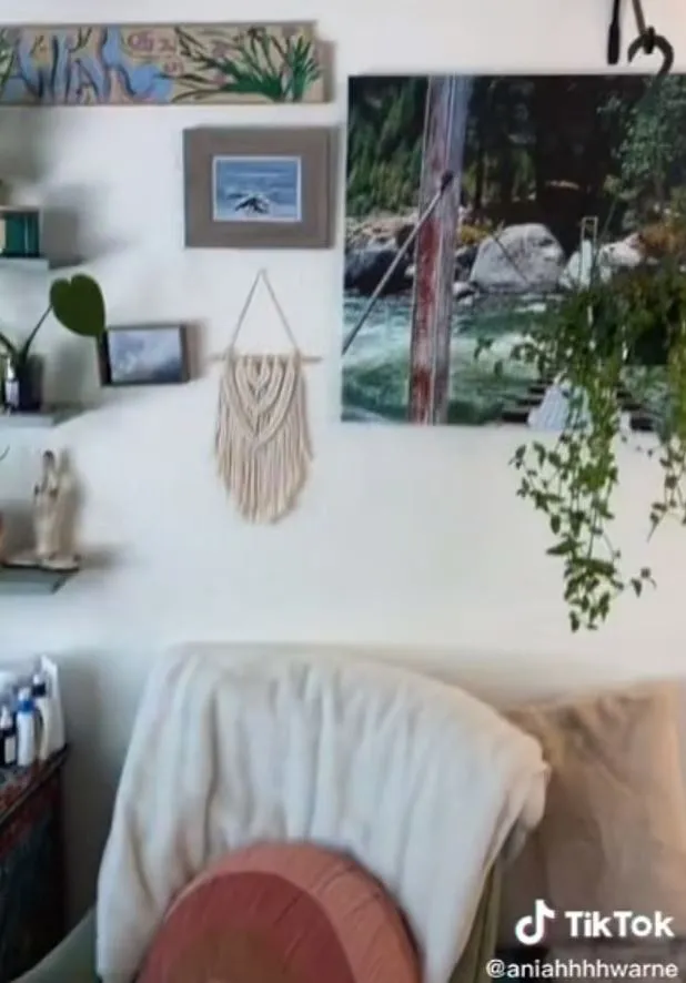 21-year-old woman avoids paying rent by living in a shed and shows off her 15431