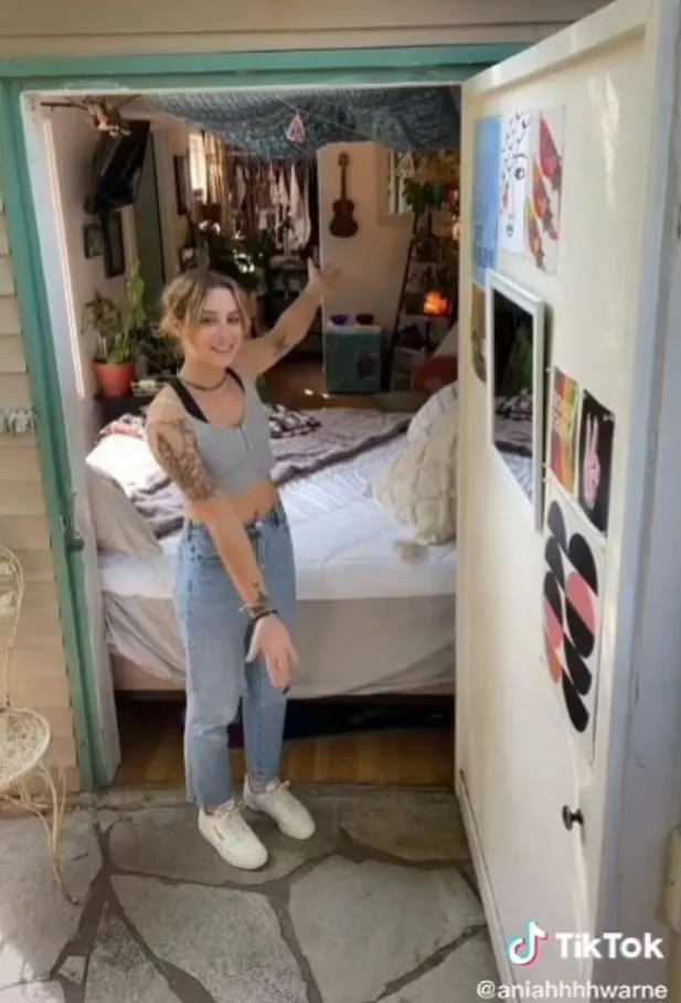 21-year-old woman avoids paying rent by living in a shed and shows off her 15434