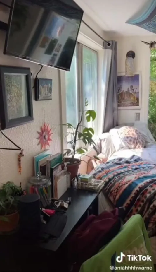 21-year-old woman avoids paying rent by living in a shed and shows off her 15432