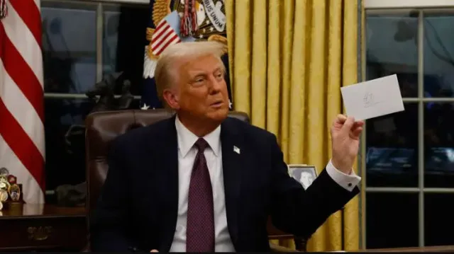 donald-trump-finds-joe-bidens-mysterious-letter-in-oval-office-desk 15507