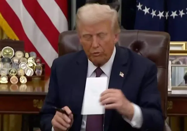 donald-trump-finds-joe-bidens-mysterious-letter-in-oval-office-desk 15505
