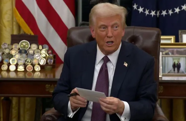 donald-trump-finds-joe-bidens-mysterious-letter-in-oval-office-desk 15506
