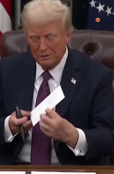 donald-trump-finds-joe-bidens-mysterious-letter-in-oval-office-desk 15503