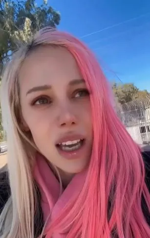 singer avery fights back tears as she reveals the devastating disease cause 15881