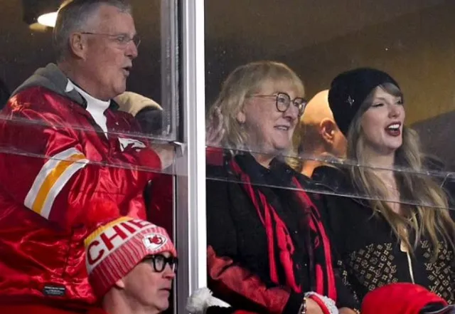 taylor swift and travis kelce celebrate chiefs’ afc victory with patrick ma 15921