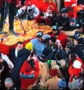 taylor swift and travis kelce celebrate chiefs’ afc victory with patrick ma 15924