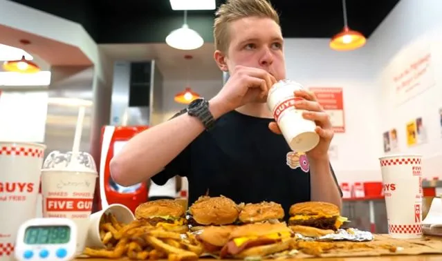 man eats entire five guys 13,000-calorie menu in one hour 16004