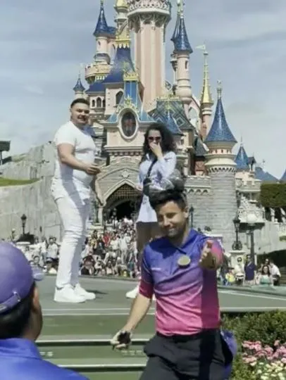 mother removes daughters door over rule-breaking with boyfriend 16081