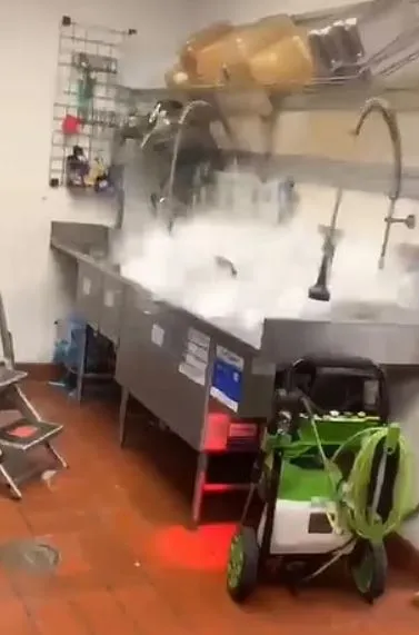 taco bell employee makes a splash with viral sink cannonball on last day 16029