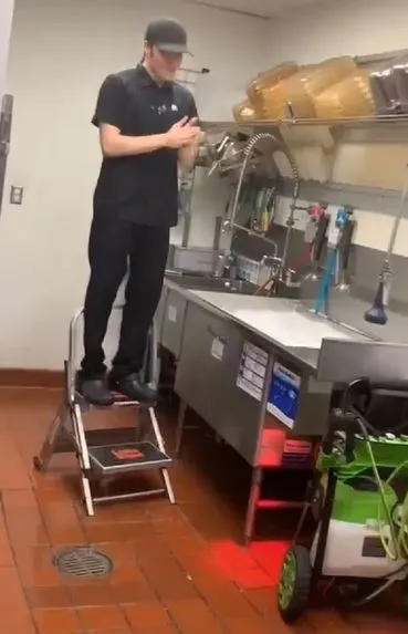 taco bell employee makes a splash with viral sink cannonball on last day 16030