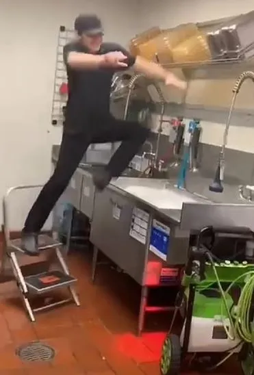 taco bell employee makes a splash with viral sink cannonball on last day 16032