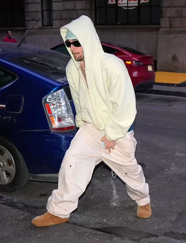 fans concerned for justin biebers health and marriage after he appears hal 16289