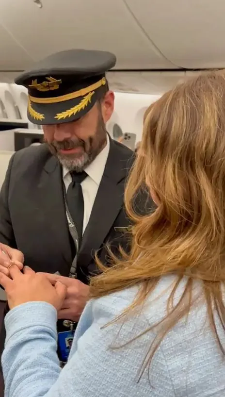viewers express concern as pilot proposes to girlfriend mid-flight 16404