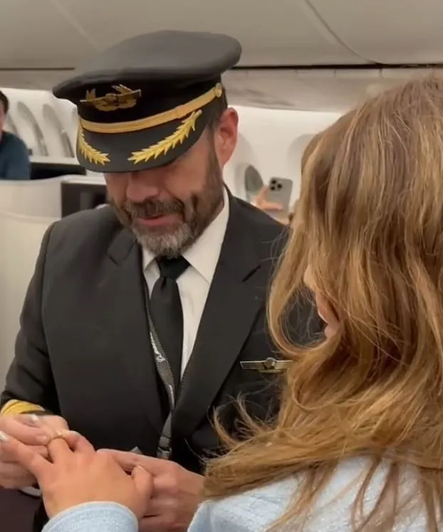viewers express concern as pilot proposes to girlfriend mid-flight 16402