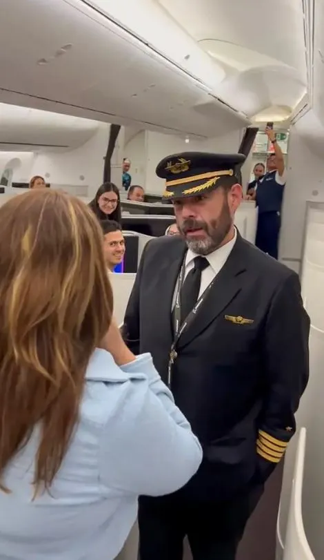 viewers express concern as pilot proposes to girlfriend mid-flight 16405