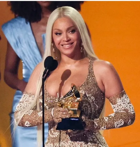 beyonce fans believe jay-z warned her about wardrobe malfunction at the gra 16471