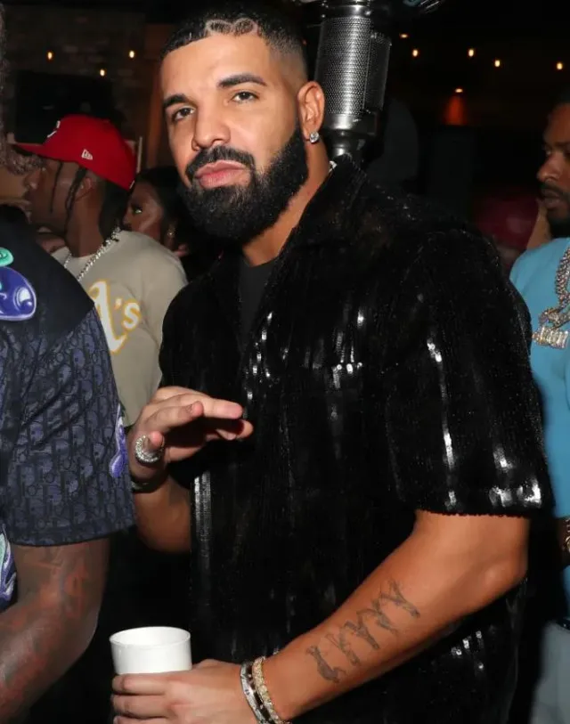 viewers point out that kendrick lamars super bowl 2025 outfit throws shade 16678