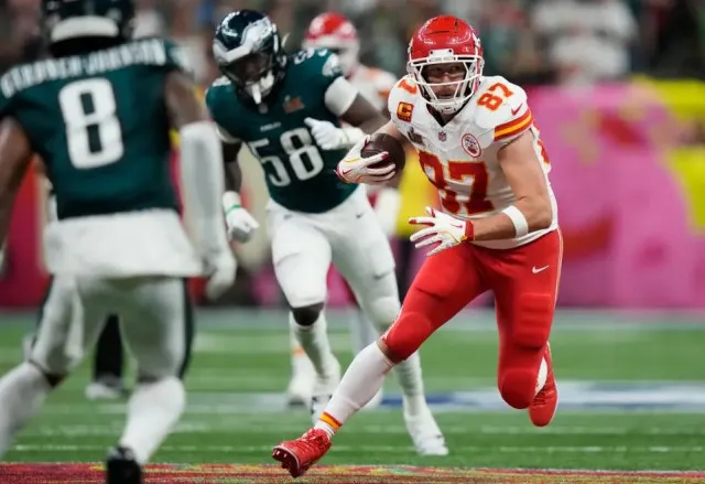 eagles-stars-mom-targeted-after-chiefs-fans-retaliate-for-travis-kelce-post 16821