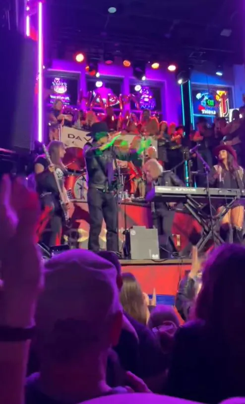 kid rock stuns fans as he storms off stage after slamming the audience for 16762
