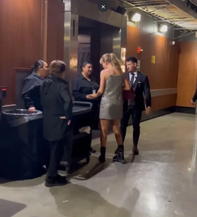 taylor swift praised after footage of her tipping grammys workers just days 16870