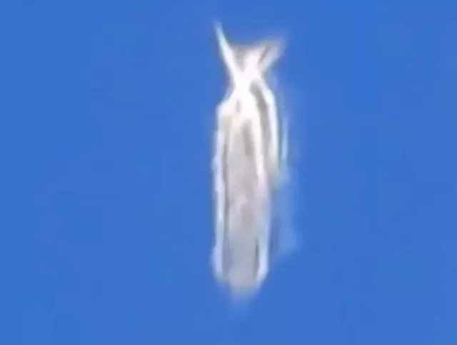 baffled plane passenger films shape-shifting ufo hovering 30,000ft in t 17154