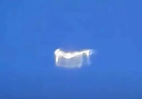 baffled plane passenger films shape-shifting ufo hovering 30,000ft in t 17155