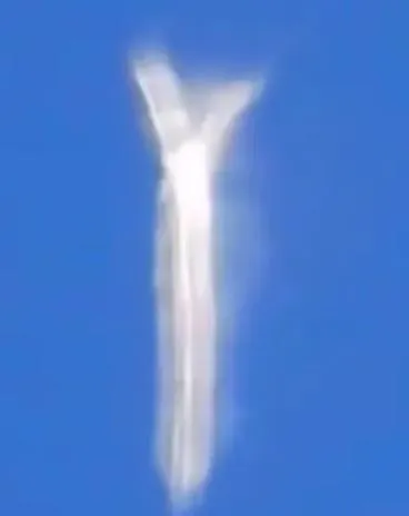 baffled plane passenger films shape-shifting ufo hovering 30,000ft in t 17156