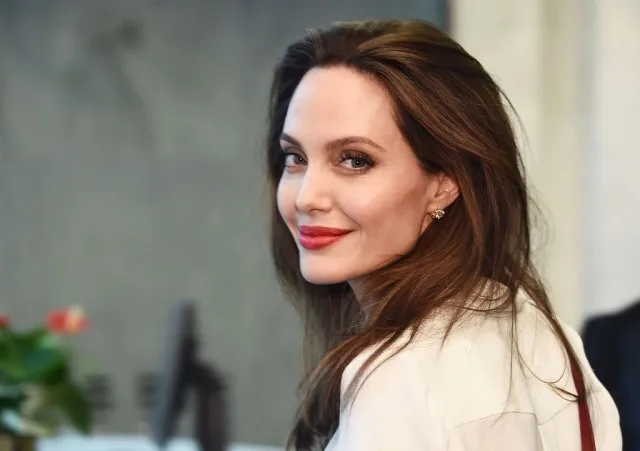 angelina jolie furious, believing brad pitt and jennifer aniston used th 17189