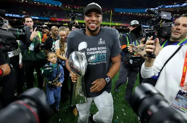 eagles player saquon barkley defends taylor swift after she was booed at su 17169