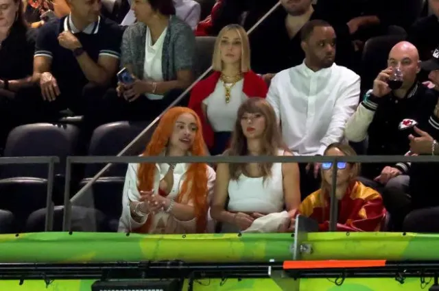 eagles player saquon barkley defends taylor swift after she was booed at su 17167