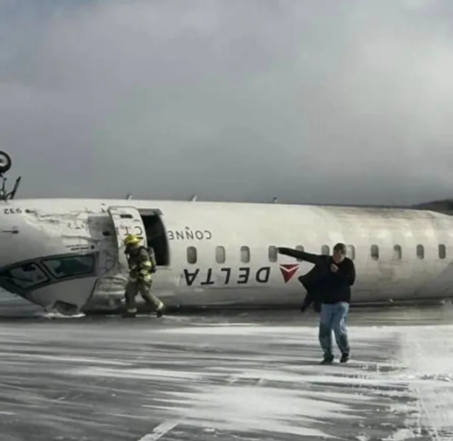 footage shows delta airlines flight flipped upside-down after crash landing 17365