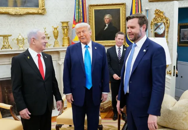 people baffled after witnessing what donald trump hung up outside the oval 17398