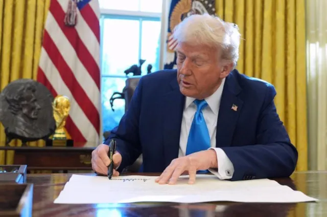 people baffled after witnessing what donald trump hung up outside the oval 17396