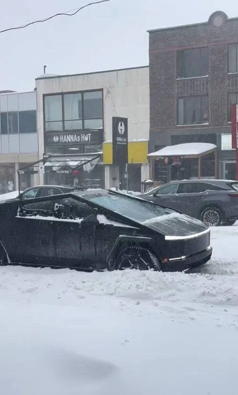 people baffled as tesla cybertruck struggles to move in snow while other ve 17463