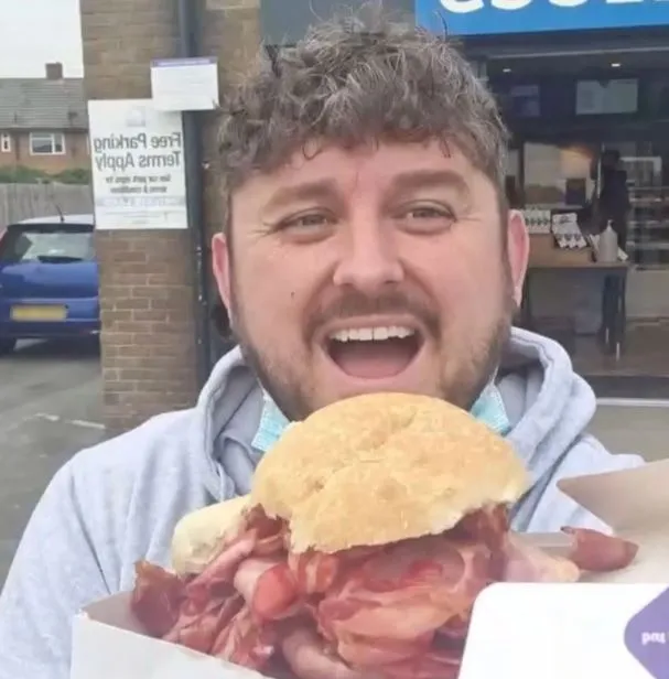 man orders biggest bacon roll from greggs with 51 rashers and 2,900 calor 17574