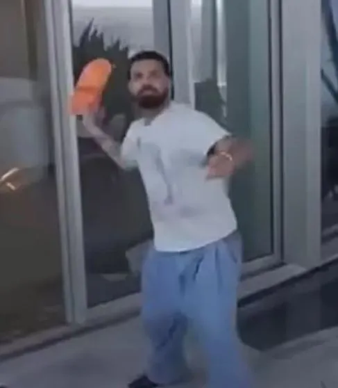 people baffled as drake attacks mysterious drone that flies into his sydney 17552