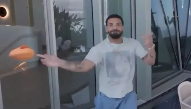 people baffled as drake attacks mysterious drone that flies into his sydney 17550