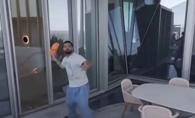 people baffled as drake attacks mysterious drone that flies into his sydney 17551