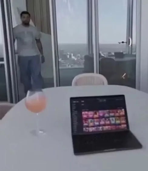 people baffled as drake attacks mysterious drone that flies into his sydney 17553