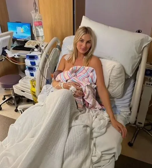 mum blow-dries hair and fake tans before labour to look good 17745