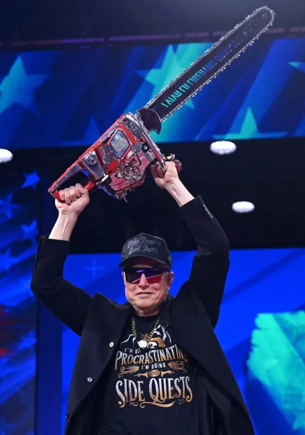 elon musk stuns cpac crowd by brandishing ‘chainsaw for bureaucracy’ on sta 17835