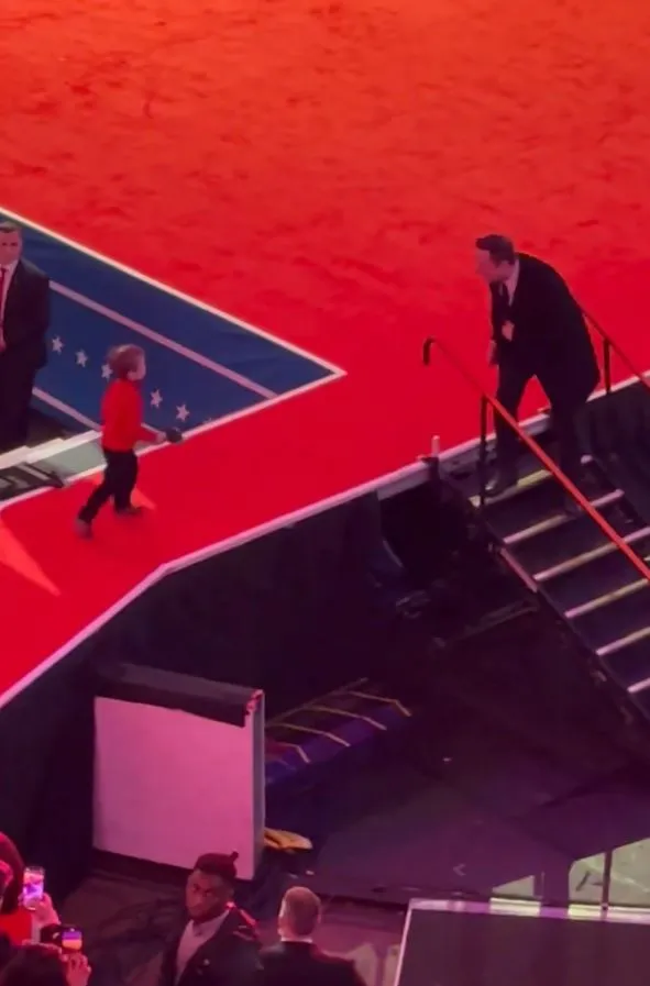 viral video of elon musk abandoning his son called fake as full clip su 18073